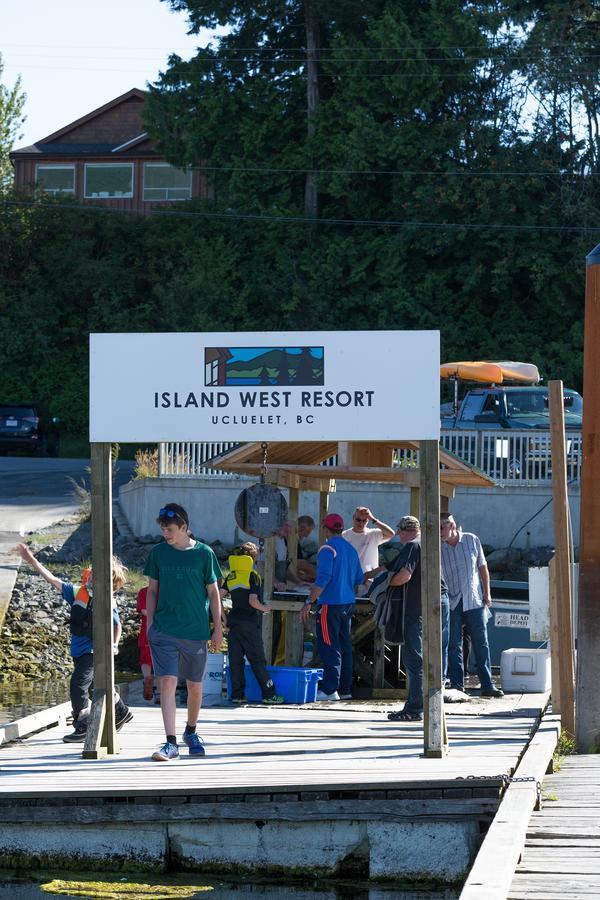 Island West Resort-Motel Ucluelet Exteriör bild